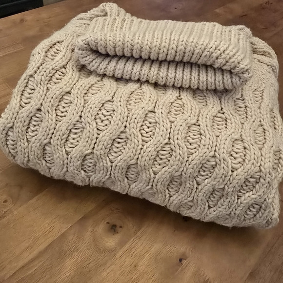 Dusty Rose Cabel Knit Sweater - Picture 6 of 8
